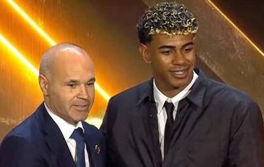 意甲第十四轮：萨索洛3-1逆转佛罗伦萨，紫百合陷入困境