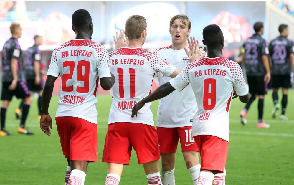 一斯佩齐亚球迷掉进看台和球场之间的沟里，被送进重症监护室