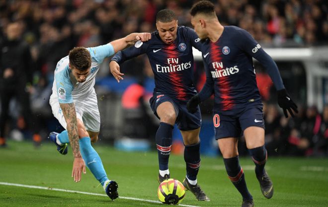 中超强队国安在亚冠被越南绝杀，国脚表现低迷，暴露中国足球实力与管理问题。（亚冠爆冷：国安遭越南队补时绝杀，国脚低迷折射中国足球实力与管理短板）